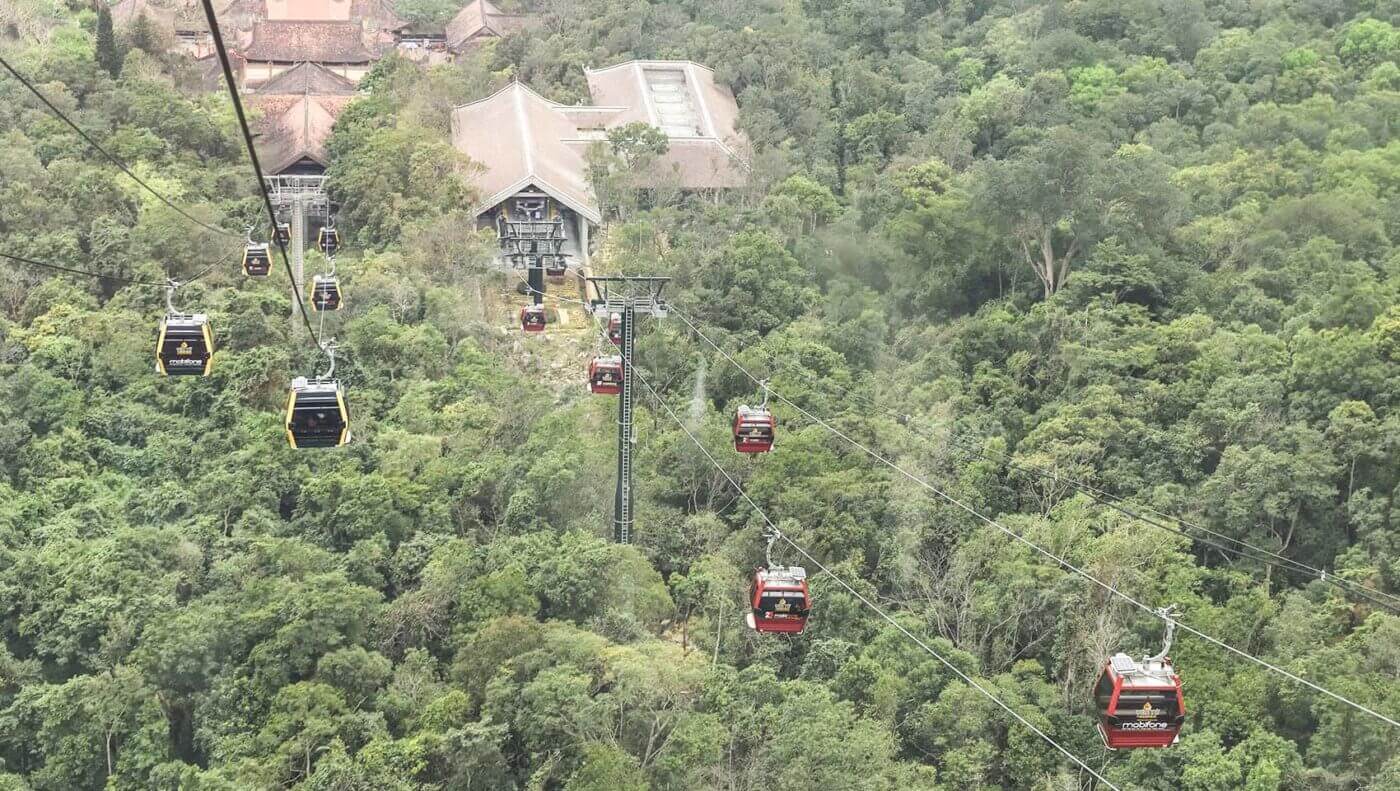 A Yen Tu, 3 télécabines POMA accueillent pèlerins et touristes